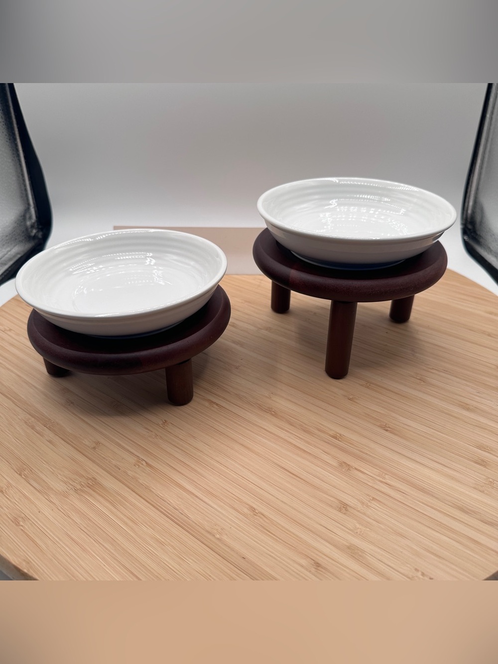 Set of two elevated bowls for cats on two adjustable heights on acacia platform